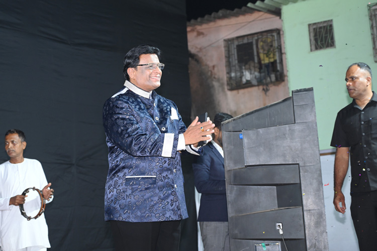 On January 13 and 14, 2024, thousands gathered for Grace Ministry's two-day prayer meeting at Sion on the Mumbai grounds. The two-day prayer assembly drew attendees from around Mumbai in Koliwada, Dharavi.